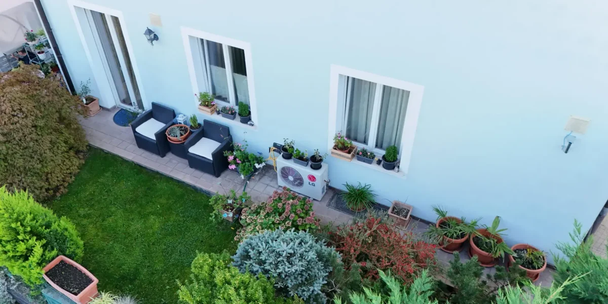 APPARTAMENTO TRE STANZE CON GIARDINO