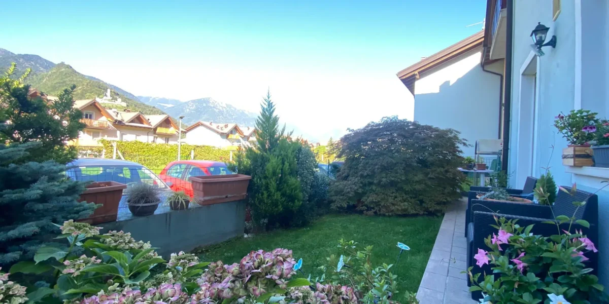 APPARTAMENTO TRE STANZE CON GIARDINO