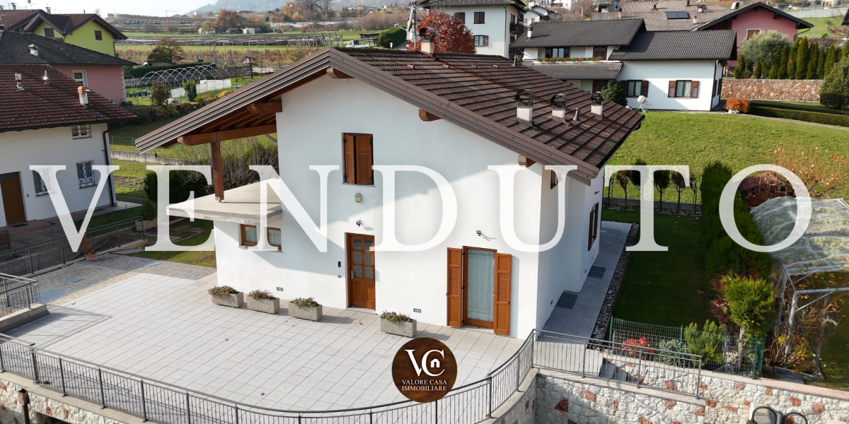 SPLENDIDA VILLA SINGOLA CON AMPI SPAZI E TERRAZZA PANORAMICA