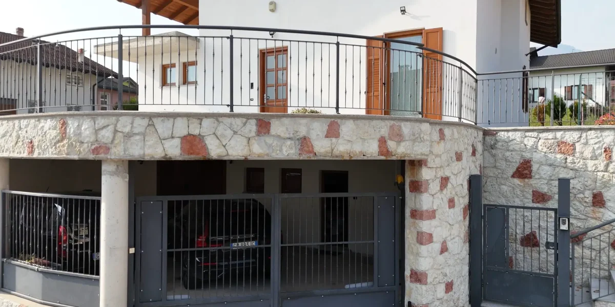 SPLENDIDA VILLA SINGOLA CON AMPI SPAZI E TERRAZZA PANORAMICA