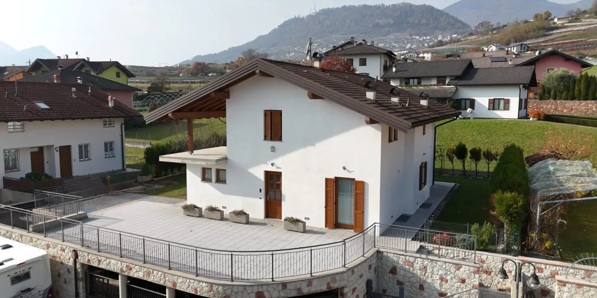 SPLENDIDA VILLA SINGOLA CON AMPI SPAZI E TERRAZZA PANORAMICA