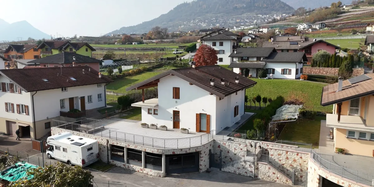 SPLENDIDA VILLA SINGOLA CON AMPI SPAZI E TERRAZZA PANORAMICA