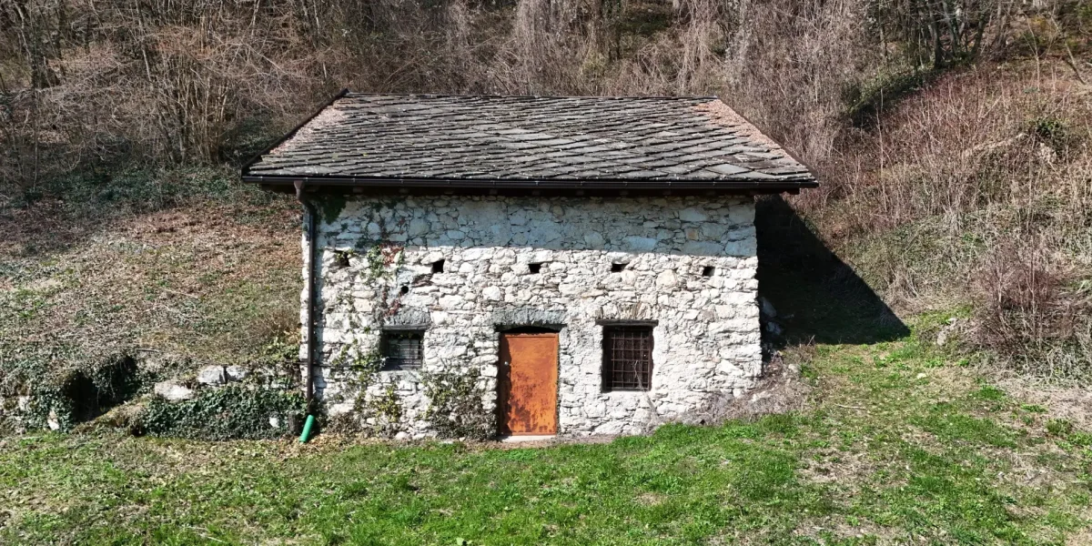 RUSTICO/DEPOSITO CON AMPIO TERRENO