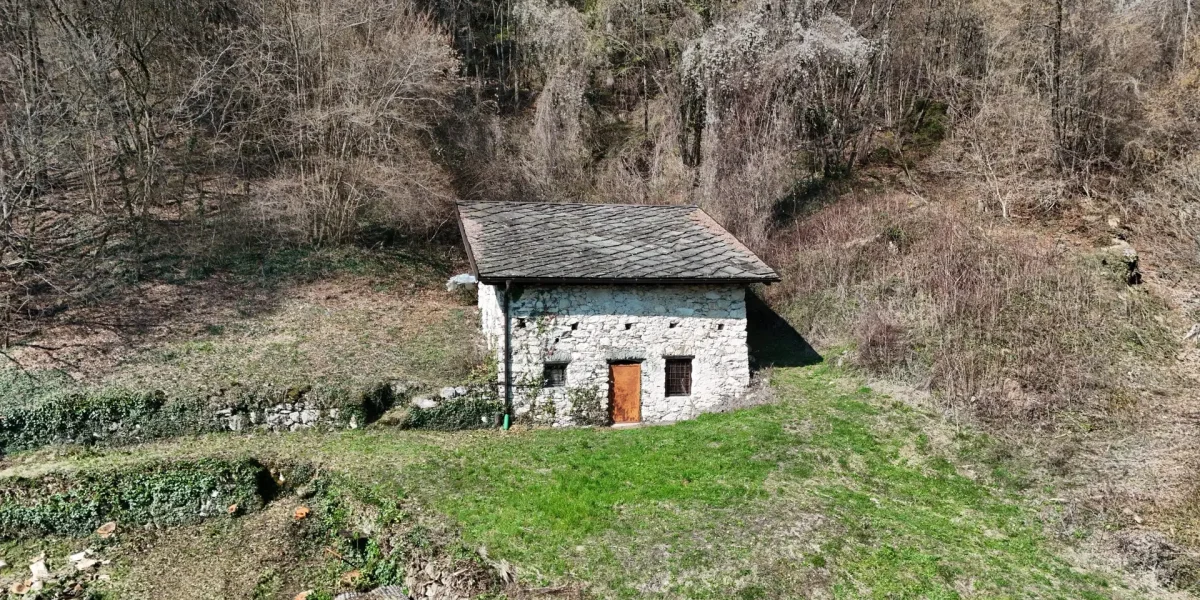 RUSTICO/DEPOSITO CON AMPIO TERRENO