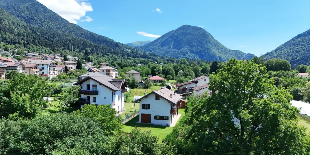 VILLETTA BIFAMILIARE CON GIARDINO