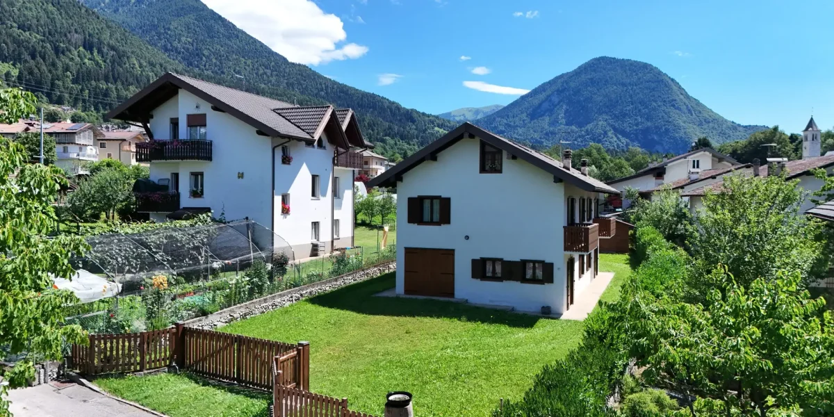 VILLETTA BIFAMILIARE CON GIARDINO