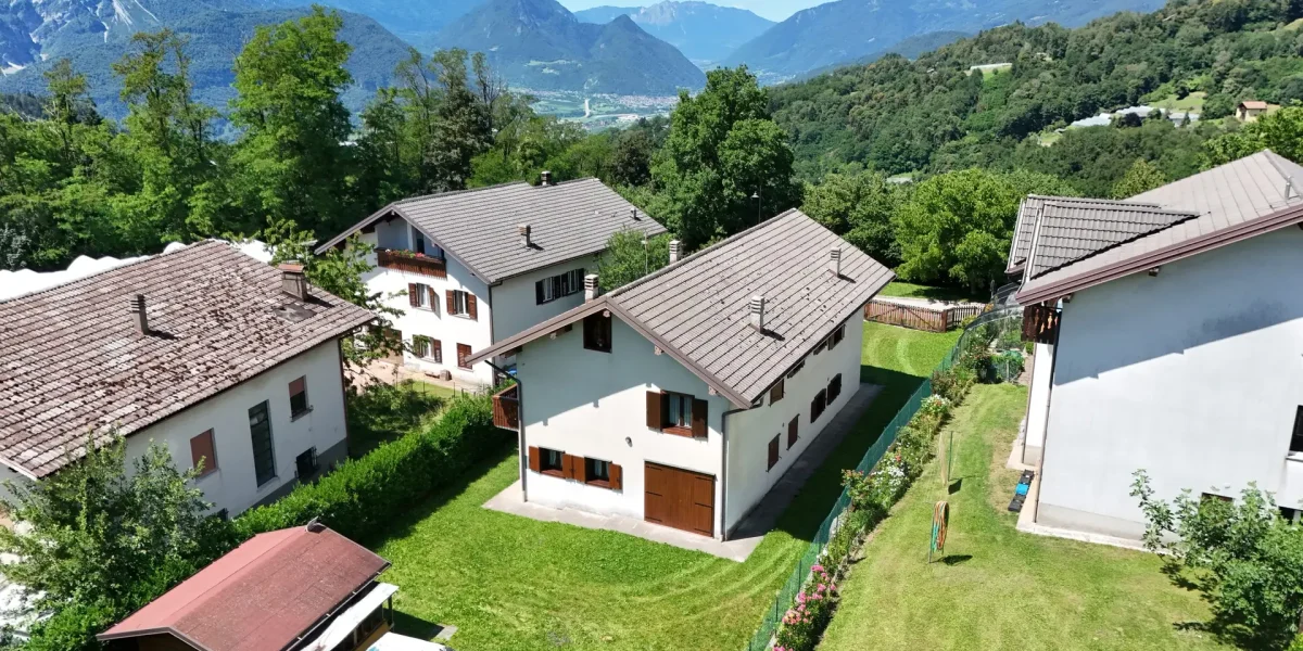 VILLETTA BIFAMILIARE CON GIARDINO