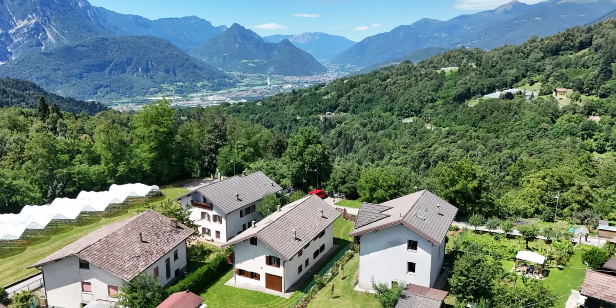 VILLETTA BIFAMILIARE CON GIARDINO