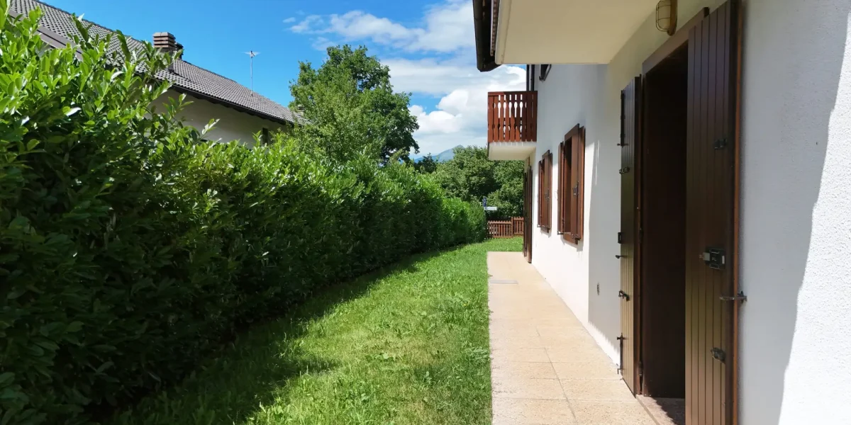 VILLETTA BIFAMILIARE CON GIARDINO