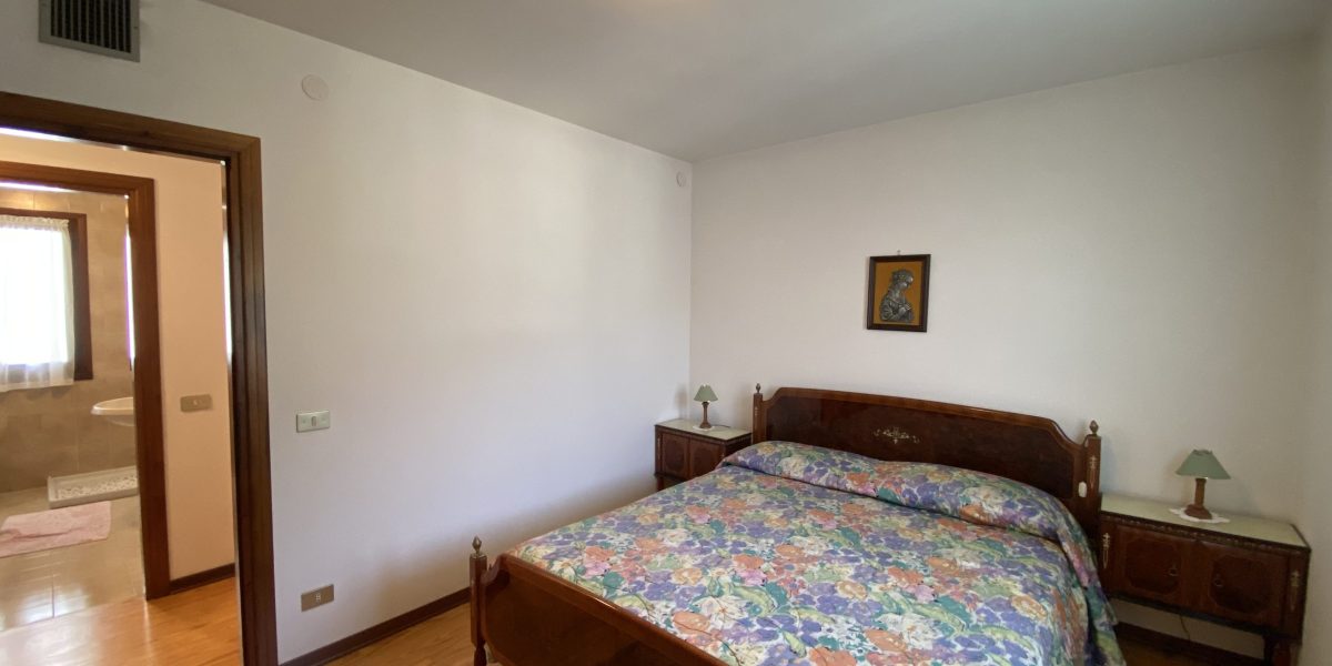 VILLETTA BIFAMILIARE CON GIARDINO