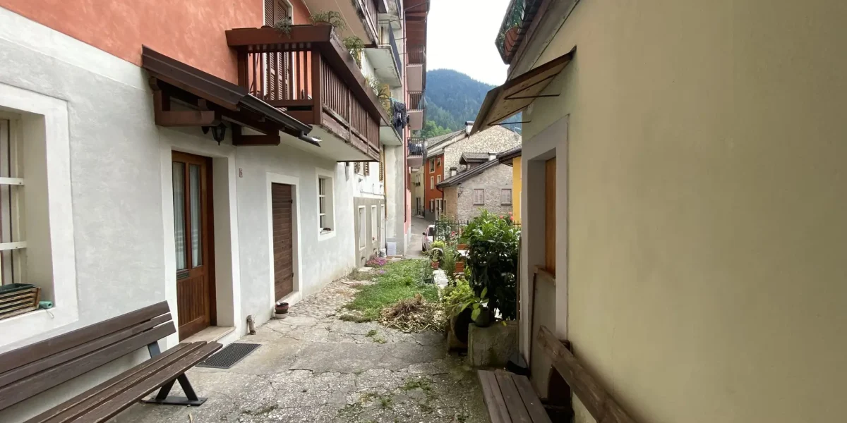 PORZIONE DI CASA CON TERRAZZO, IN PIENO CENTRO