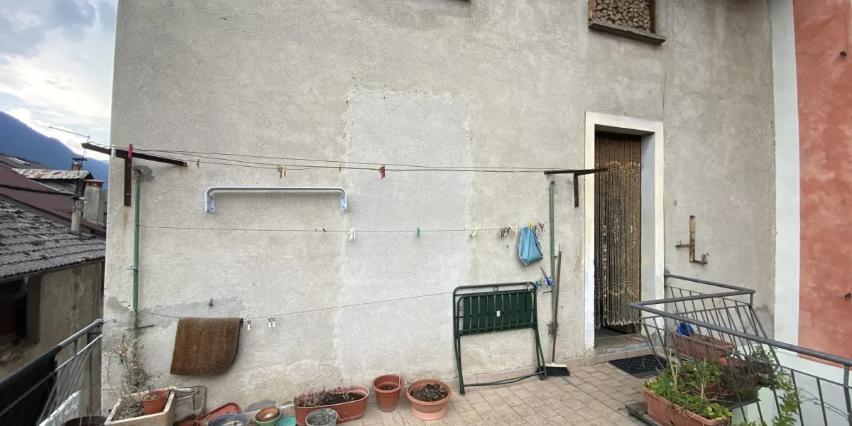 PORZIONE DI CASA CON TERRAZZO, IN PIENO CENTRO