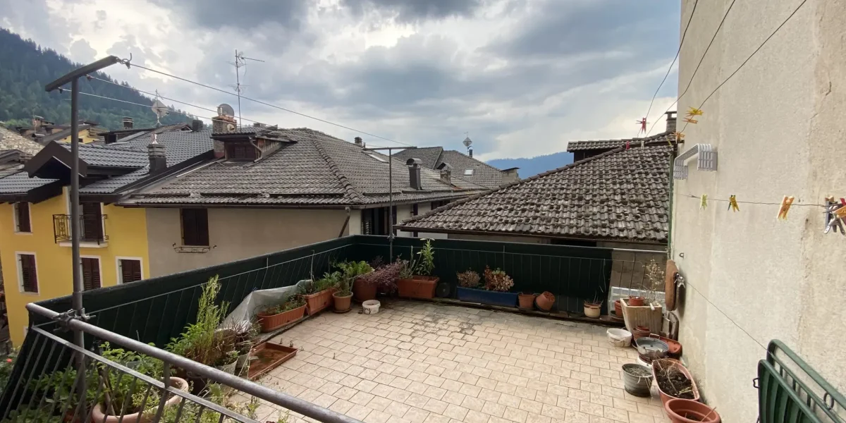 PORZIONE DI CASA CON TERRAZZO, IN PIENO CENTRO