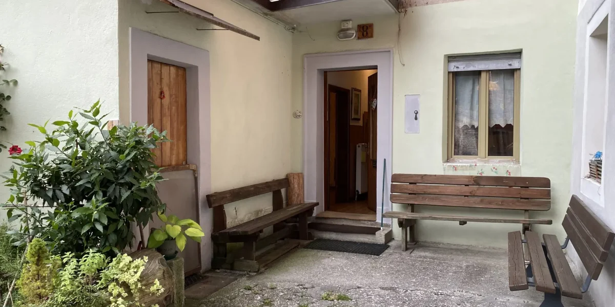 PORZIONE DI CASA CON TERRAZZO, IN PIENO CENTRO