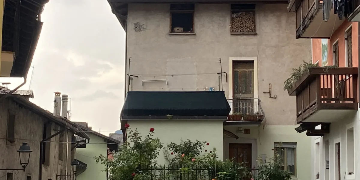 PORZIONE DI CASA CON TERRAZZO, IN PIENO CENTRO